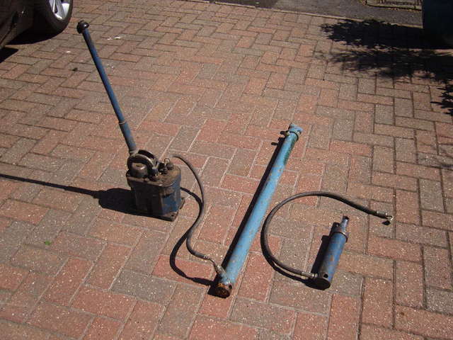 Hydraulic pump and ram